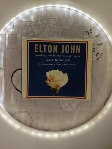 Candle the wind - wind, elton